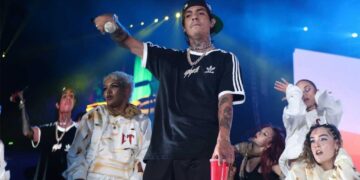 Video muestra a Natanael Cano golpeando a su DJ en pleno concierto