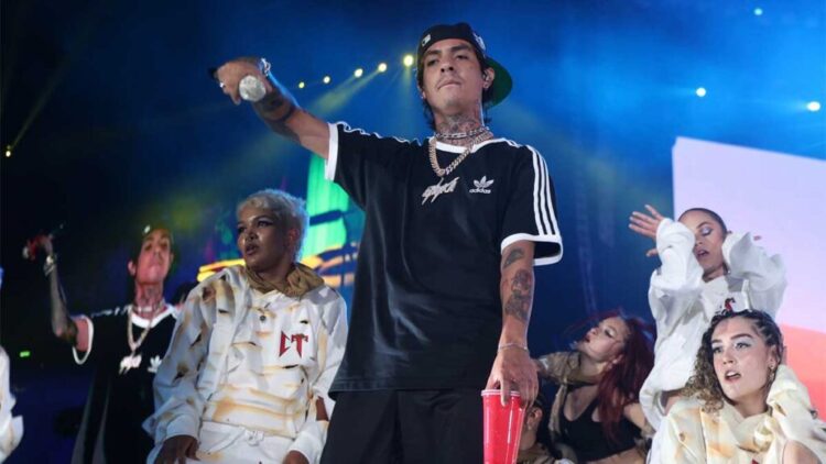 Video muestra a Natanael Cano golpeando a su DJ en pleno concierto