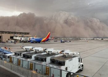 Tormenta de arena “desaparece” la ciudad de Phoenix, Arizona, EEUU