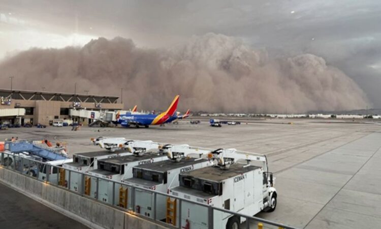 Tormenta de arena “desaparece” la ciudad de Phoenix, Arizona, EEUU
