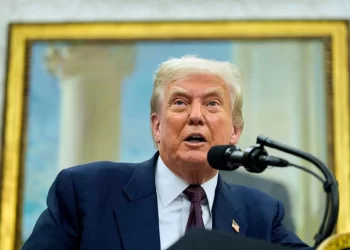 Impone Trump arancel de 100 por ciento a chips