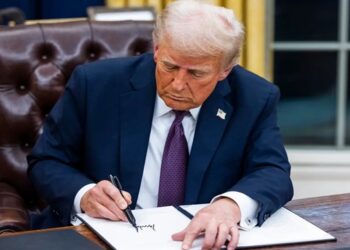Trump firma decreto que incrementa aranceles a productos de más de 10 países