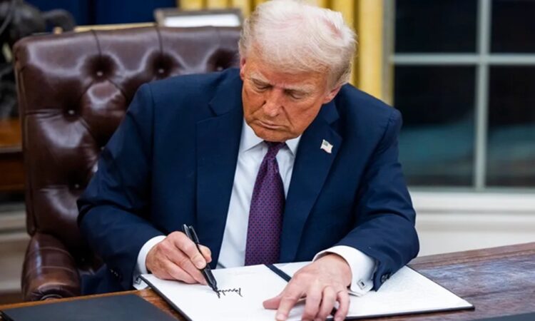 Trump firma decreto que incrementa aranceles a productos de más de 10 países