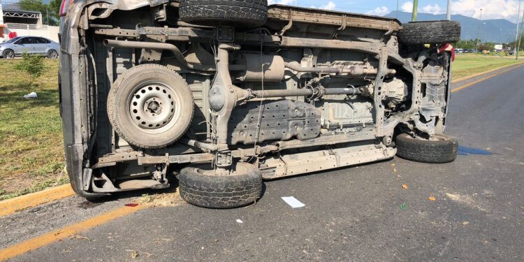 Familia regia vuelca sobre Libramiento Naciones Unidas