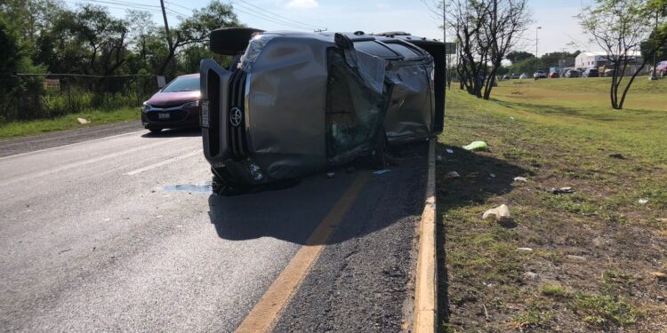 Familia regia vuelca sobre Libramiento Naciones Unidas