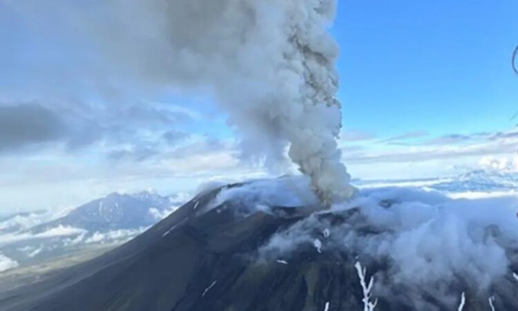 Captan erupción del volcán Krasheninnikov tras terremoto en Rusia