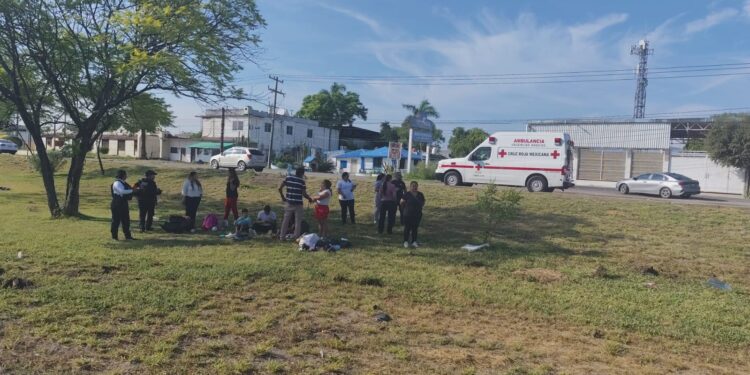 Familia regia vuelca sobre Libramiento Naciones Unidas