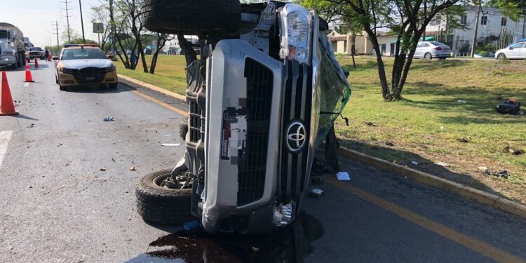 Familia regia vuelca sobre Libramiento Naciones Unidas
