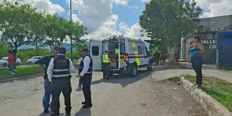 Motociclista herido al estrellarse contra una camioneta