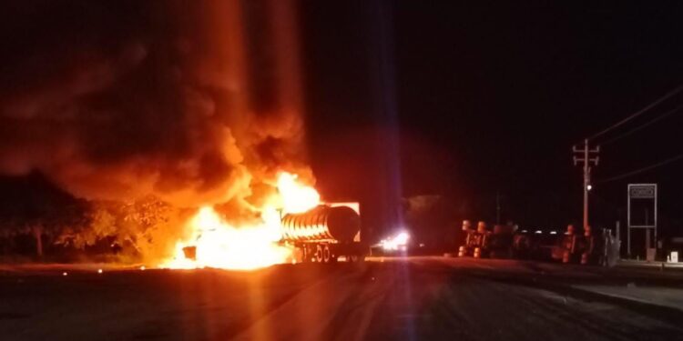 Se incendia pipa con diesel tras chocar contra trailer
