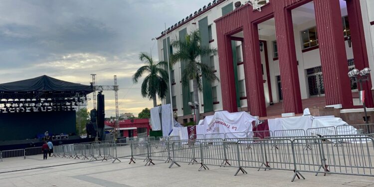 Listo escenario para ceremonia del Grito de Independencia, cierran vialidades aledañas
