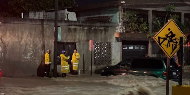 Lluvias activan operativo de rescate en Victoria