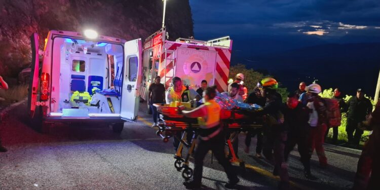 Vuelcan en El Chihue, dos personas heridas