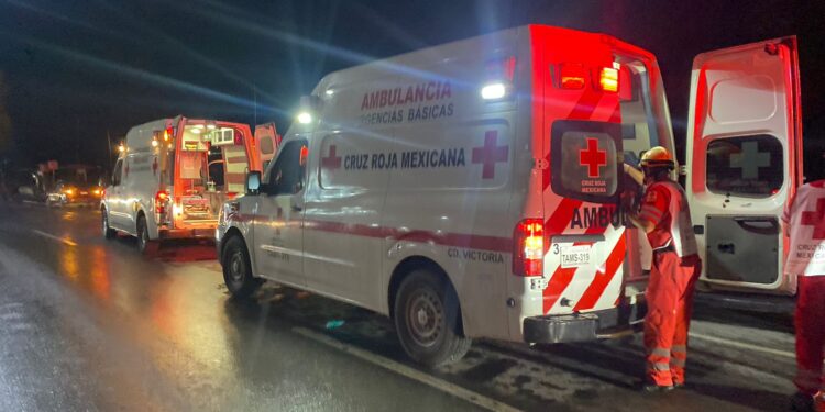 Conductora se desmaya y embiste a peatones: cuatro lesionados