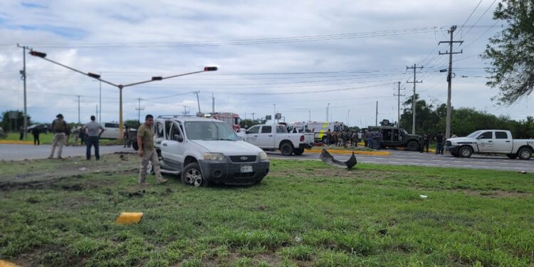 Choque entre vehículo militar y camioneta deja 15 heridos en libramiento de Cd. Victoria