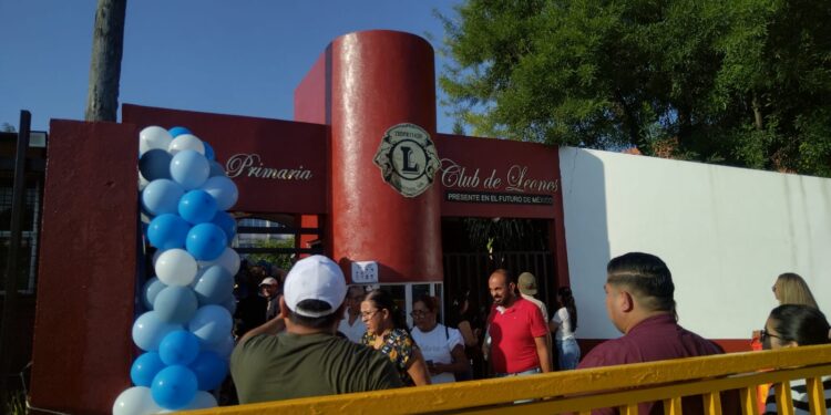 Padres de familia exigen plantilla completa de 18 maestros en la Primaria Club de Leones