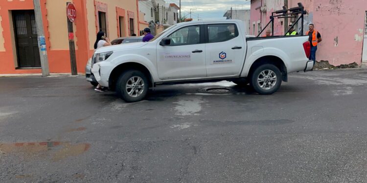 Camioneta rotulada de la Secretaría de Comunicaciones causa choque