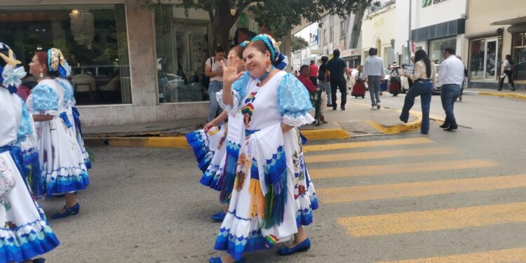 Maestros le ponen fiesta a la Calle Hidalgo
