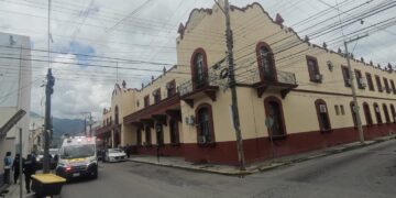 Evacuan a 475 alumnos y 50 maestros tras flamazo en cocina de escuela Victoria