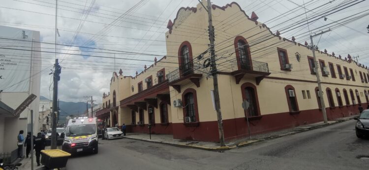 Evacuan a 475 alumnos y 50 maestros tras flamazo en cocina de escuela Victoria