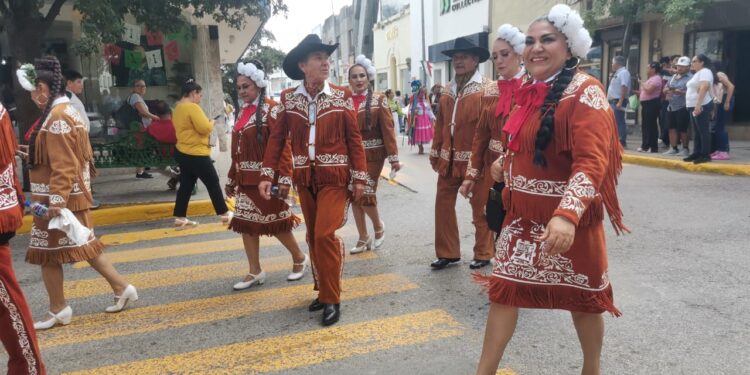 Maestros le ponen fiesta a la Calle Hidalgo