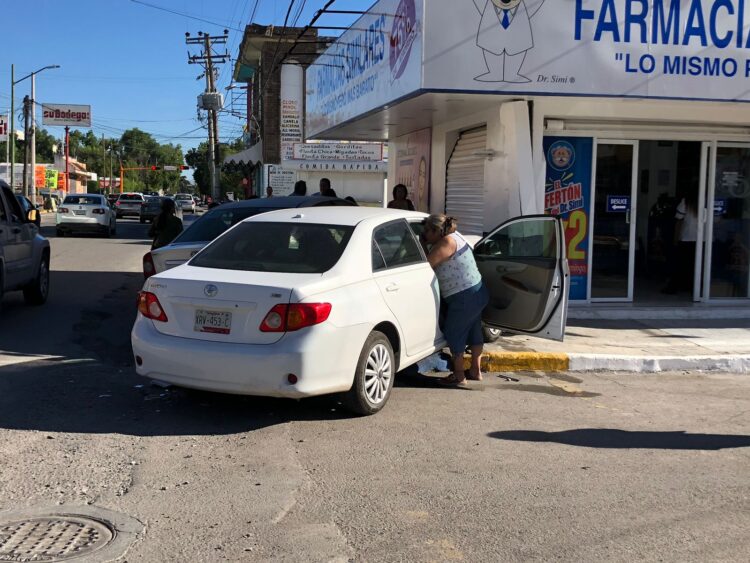 Fuerte choque vehicular en crucero de la Col. Mainero en Cd. Victoria