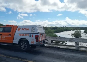Río Pesquería se desborda; una comunidad queda aislada en Nuevo León
