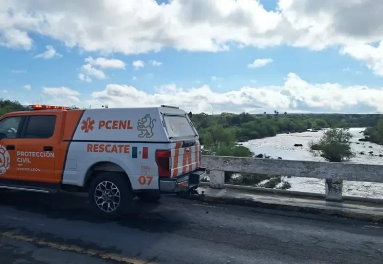 Río Pesquería se desborda; una comunidad queda aislada en Nuevo León