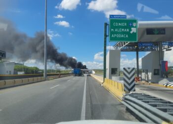 Pipa choca contra tráiler en Apodaca; autoridades atienden la emergencia 