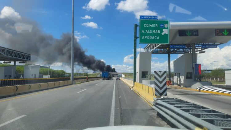 Pipa choca contra tráiler en Apodaca; autoridades atienden la emergencia 