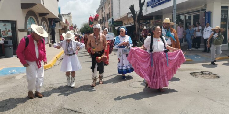 Maestros le ponen fiesta a la Calle Hidalgo