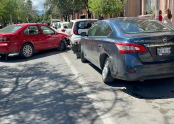 Estrella auto contra vehículos estacionados en la calle 17 Bravo y Guerrero
