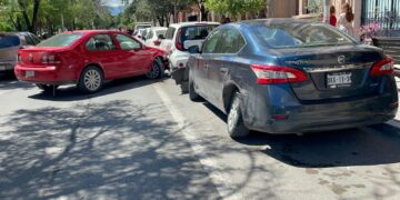 Estrella auto contra vehículos estacionados en la calle 17 Bravo y Guerrero