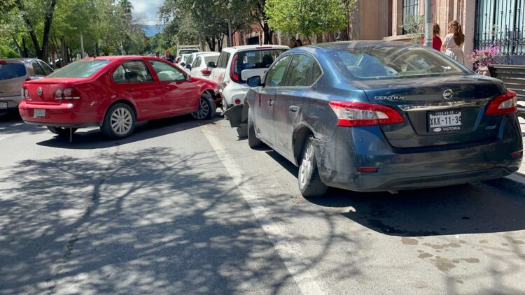 Estrella auto contra vehículos estacionados en la calle 17 Bravo y Guerrero
