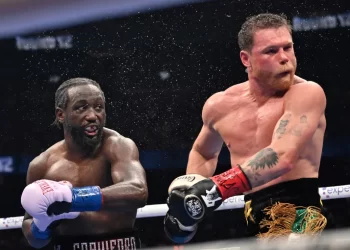 ¡Muera el rey, Viva el rey!; Crawford destrona a Canelo por decisión