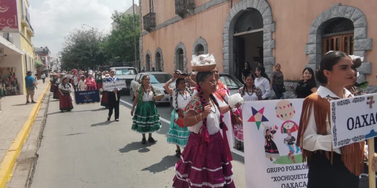 Maestros le ponen fiesta a la Calle Hidalgo