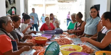 Resalta Montiel labor de despicadoras de camarón en Tamaulipas; reitera apoyo social