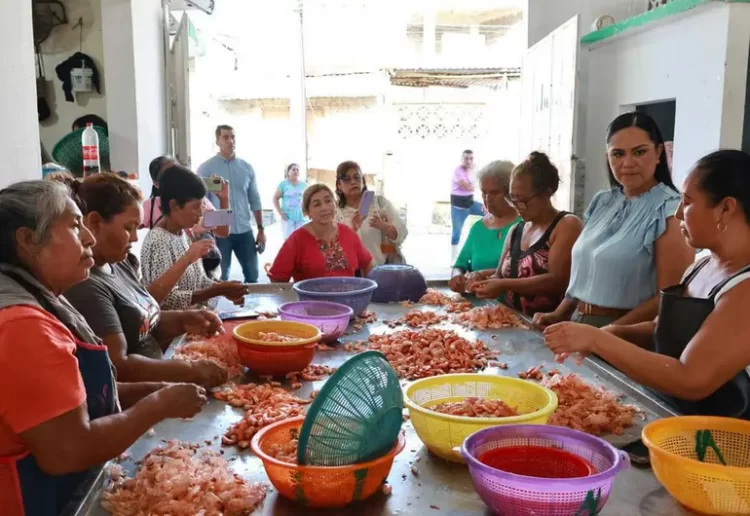 Resalta Montiel labor de despicadoras de camarón en Tamaulipas; reitera apoyo social