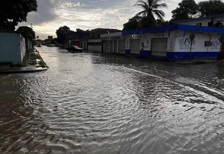 Reportan socavones y estragos por fuertes lluvias en Tampico, Madero y Altamira