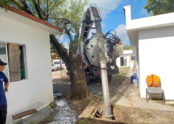 Desazolvan redes de drenaje sanitario de Padilla y Güémez