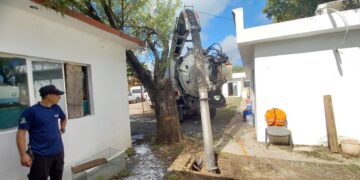 Desazolvan redes de drenaje sanitario de Padilla y Güémez