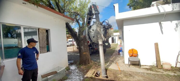 Desazolvan redes de drenaje sanitario de Padilla y Güémez