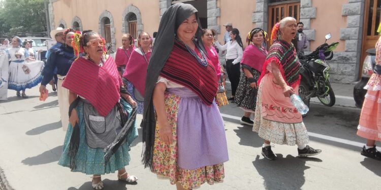 Maestros le ponen fiesta a la Calle Hidalgo