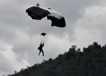 Paracaidista cae al realizar maniobra aérea en desfile militar