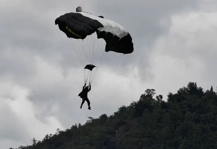 Paracaidista cae al realizar maniobra aérea en desfile militar