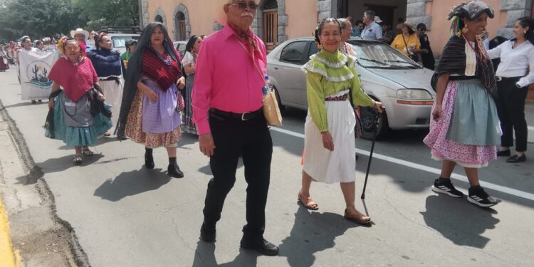 Maestros le ponen fiesta a la Calle Hidalgo