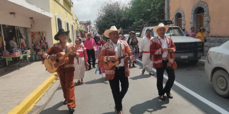 Maestros le ponen fiesta a la Calle Hidalgo