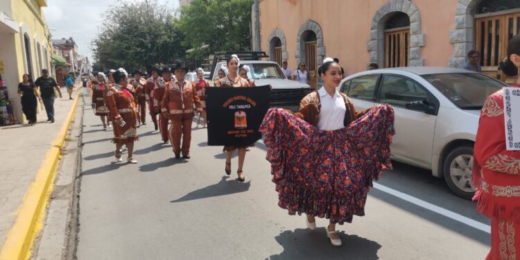 Maestros le ponen fiesta a la Calle Hidalgo