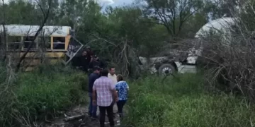 Transporte escolar se impacta contra tráiler en la Ribereña de Tamaulipas