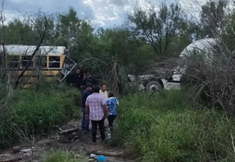 Transporte escolar se impacta contra tráiler en la Ribereña de Tamaulipas